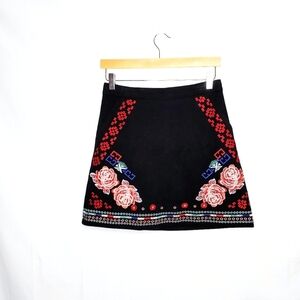 T H M L skirt, black and floral Size Small.